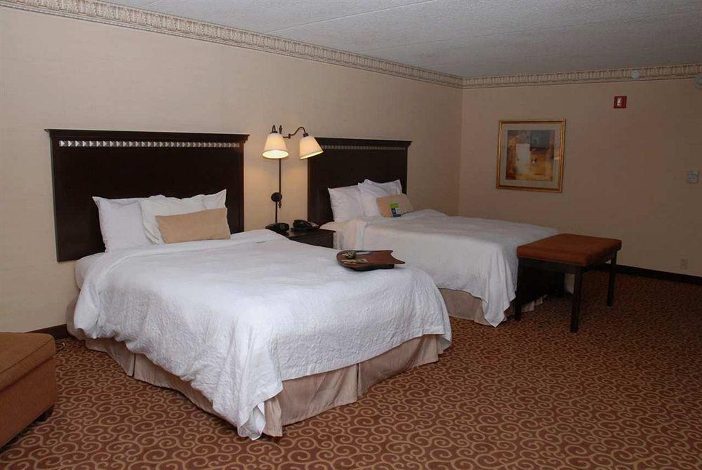 Hampton Inn & Suites Staten Island Нью-Йорк Номер фото