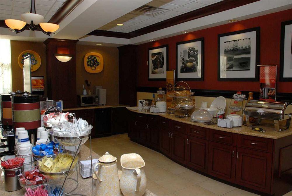 Hampton Inn & Suites Staten Island Нью-Йорк Ресторан фото