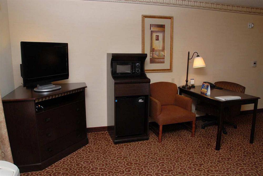 Hampton Inn & Suites Staten Island Нью-Йорк Номер фото