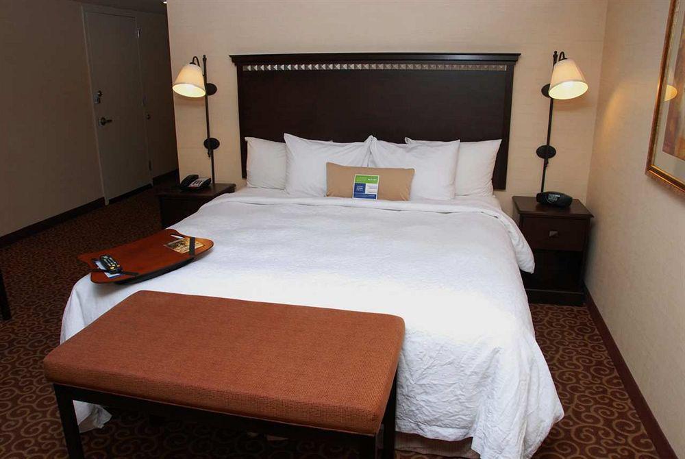 Hampton Inn & Suites Staten Island Нью-Йорк Номер фото