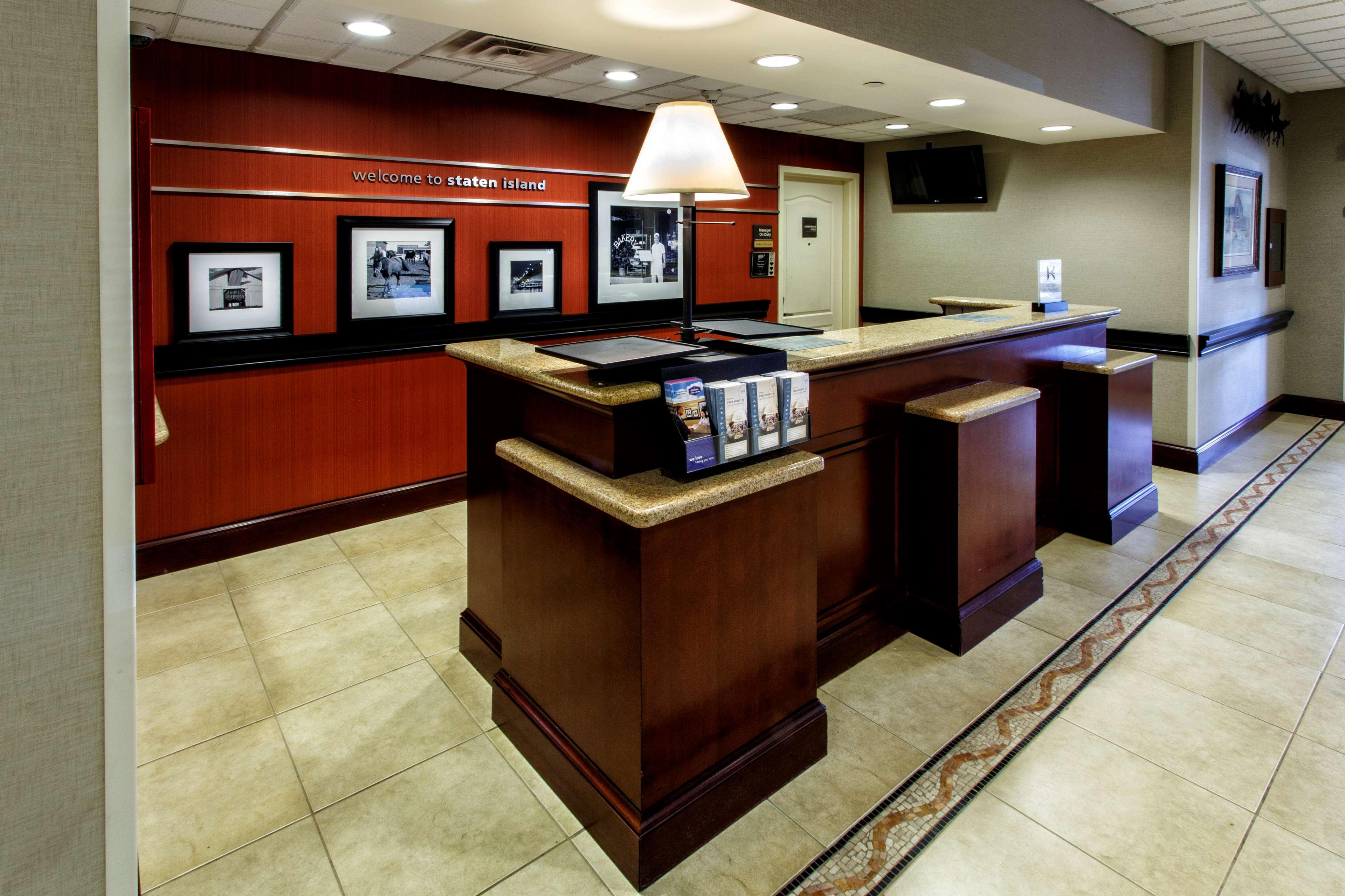 Hampton Inn & Suites Staten Island Нью-Йорк Екстер'єр фото