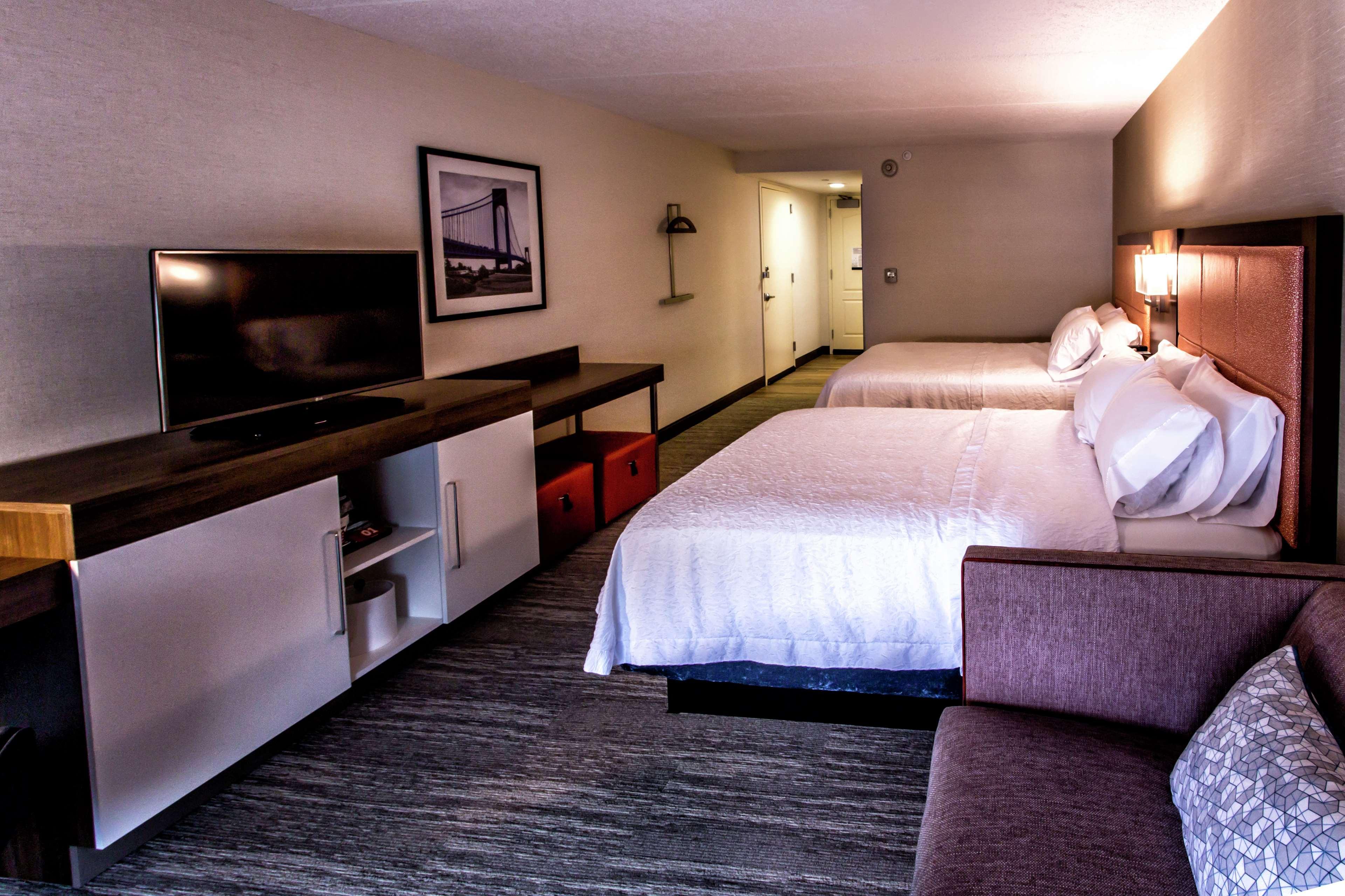 Hampton Inn & Suites Staten Island Нью-Йорк Екстер'єр фото