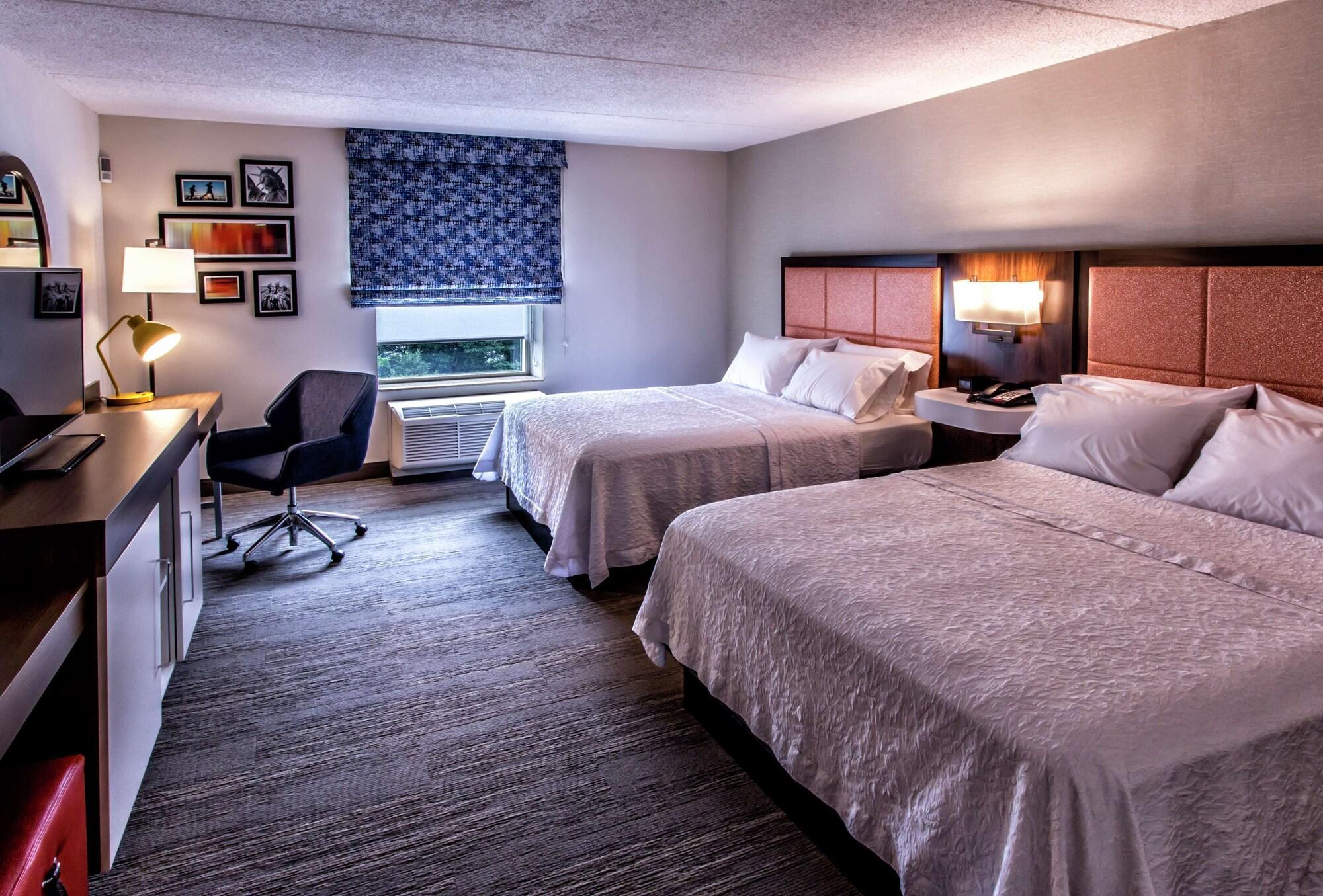 Hampton Inn & Suites Staten Island Нью-Йорк Екстер'єр фото