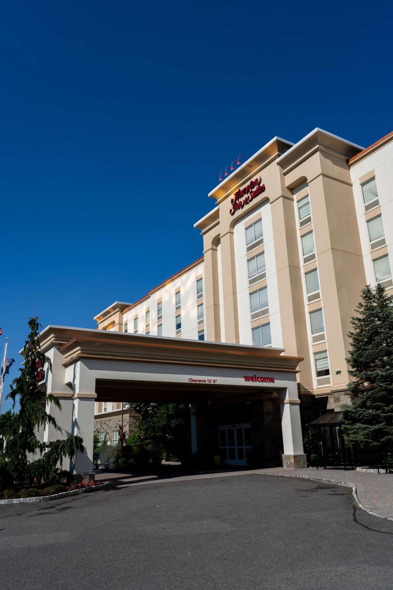 Hampton Inn & Suites Staten Island Нью-Йорк Екстер'єр фото